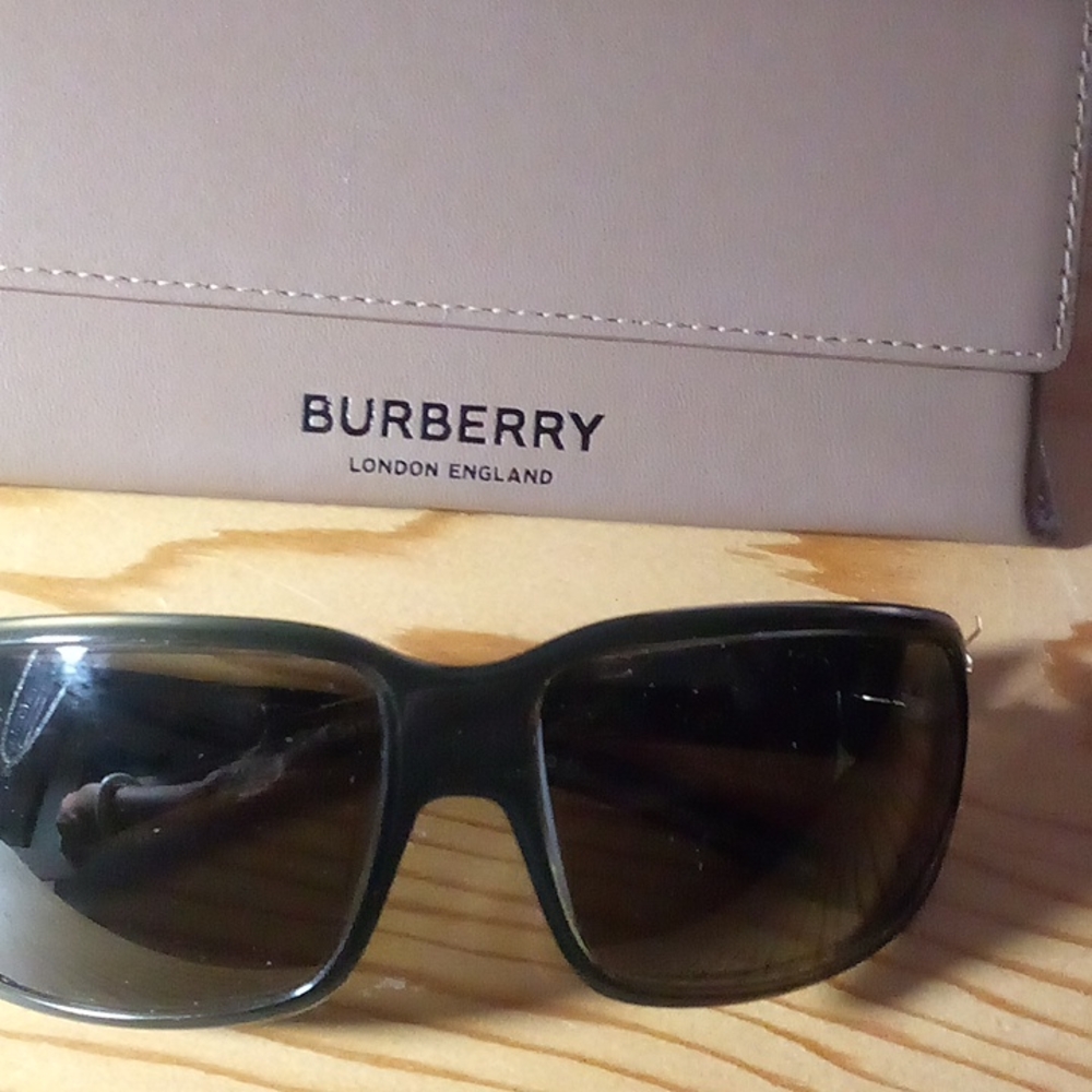 Burberry sunglasses 🕶️ case included.See photos.Preowned Nova print inside fram